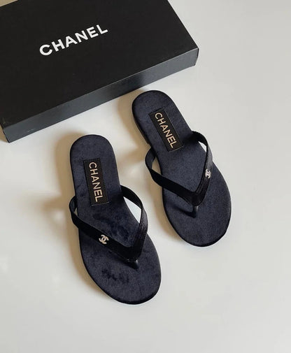 "CC" Small Diamond Logo Sandals